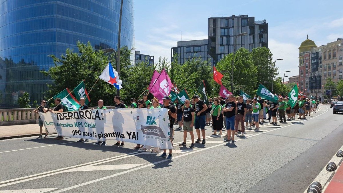 ELA_Sindikatua's tweet photo. 💡𝗛𝗶𝗿𝘂𝗴𝗮𝗿𝗿𝗲𝗻 #𝗴𝗿𝗲𝗯𝗮 𝗲𝗴𝘂𝗻𝗮 @iberdrola : 6.285 milioiko irabazien aurrean, #erosahalmena berreskuratu nahi dute langileek

◾Langileek #hitzarmen kolektiboa berritzeko neurriak eskatzen dituzte

📲 https://t.co/reNxbfvayF https://t.co/yK8G8Pv33y