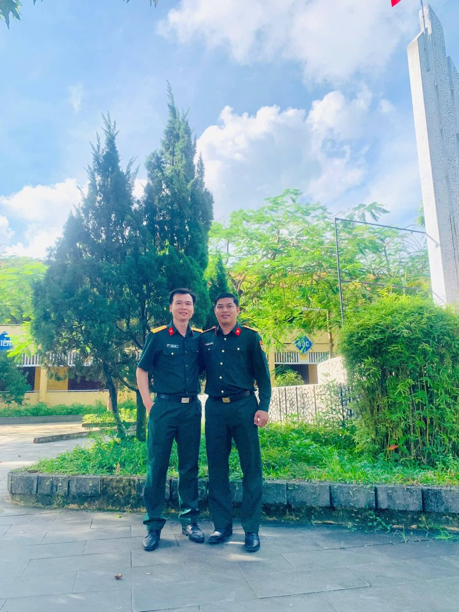 HeheNguyn3's tweet photo. thầy dậy QP cũ của tớ,tiếc thầy là không nghỉ bữa nào 😁 https://t.co/KQZ6gMSu6z