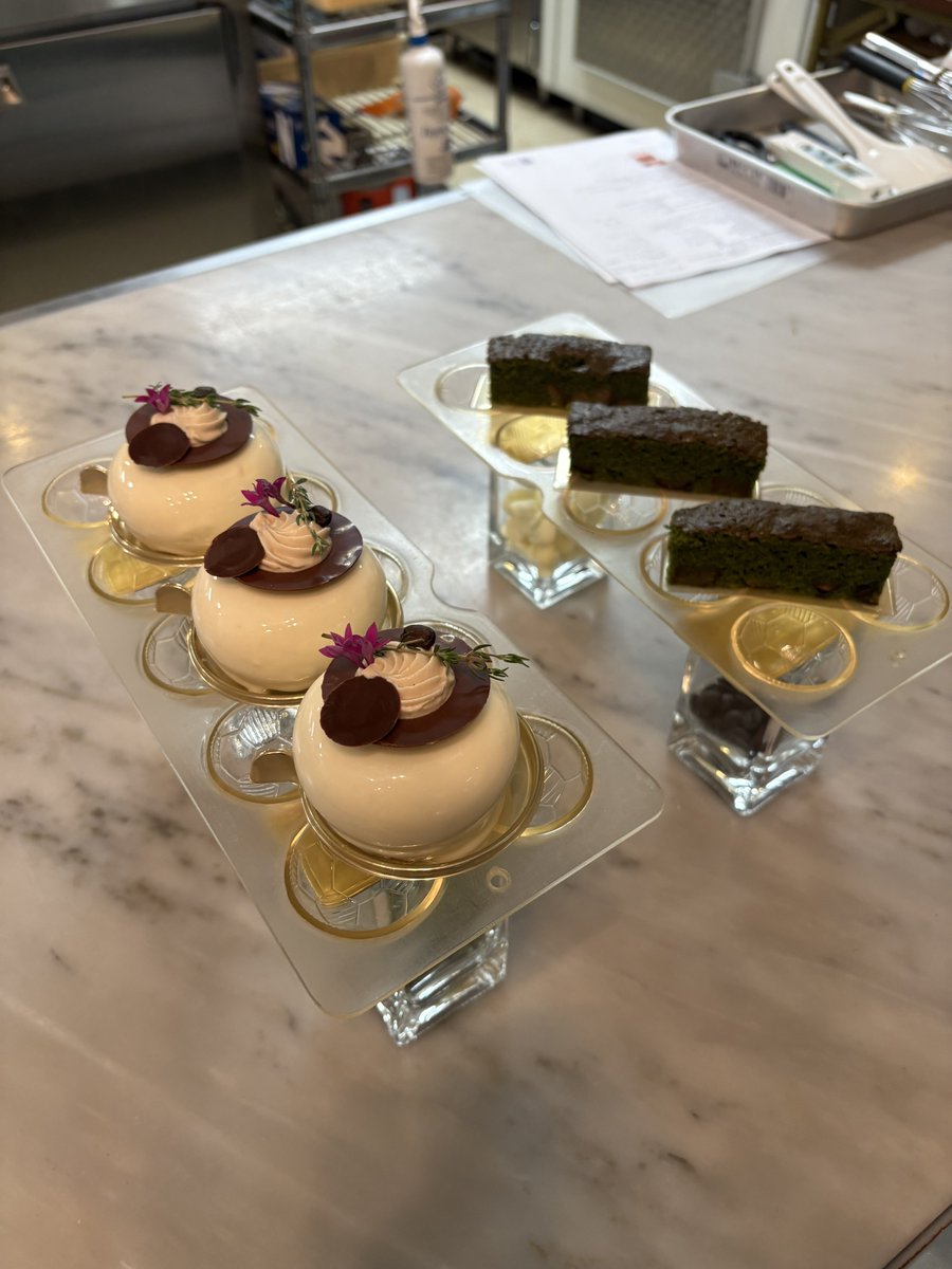 sweetscreator's tweet photo. 洋菓子協会の講習会行ってきました。
東京製菓の先生とのことで学生に戻ったような気持ちで受けましたがいい勉強になりました🍰 https://t.co/dOOcK2aEuU