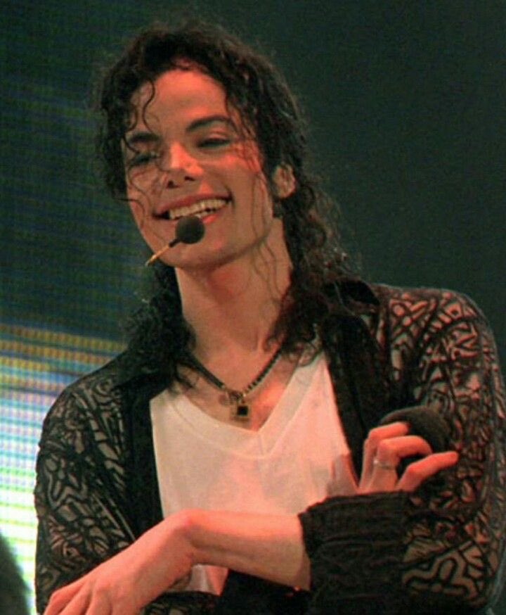 wtvhappens_'s tweet photo. i love how perfect michael smile is cause it looks like he has like shiny teeth’s idk how to explain it 😭 https://t.co/4e6R0B3fFU