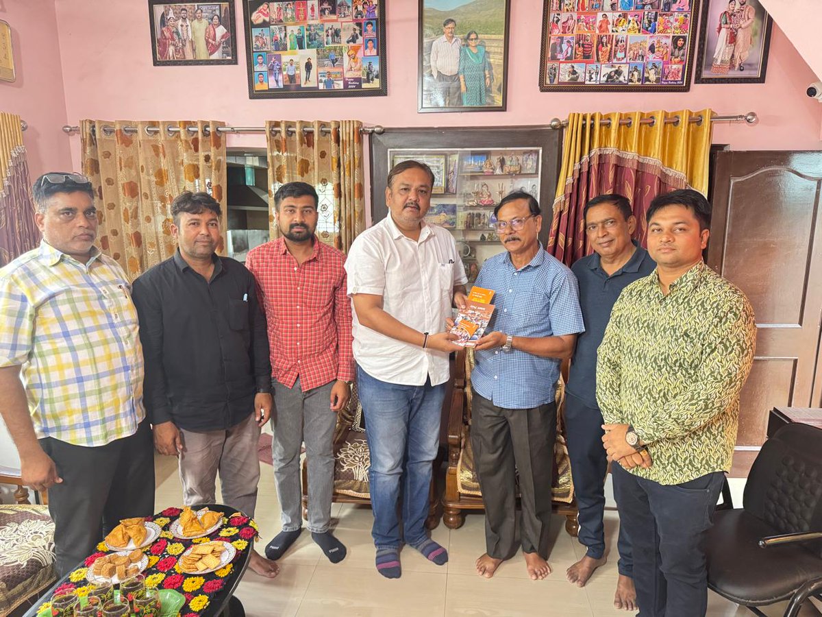 vimal_kagathara's tweet photo. માનનીય પ્રધાનમંત્રી શ્રી @narendramodi જીના નેતૃત્વમાં દેશ સેવાના સફળ 12 વર્ષ પૂર્ણ થવા પર વિશેષ વ્યક્તિઓ સાથે સંપર્ક અભિયાન દરમિયાન
આજે બીકાશ ચટોપાધ્યાય જી એરફોર્સ એક્સ મેન એસોસિએશન જામનગર ના મંત્રી તેમના નિવાસ્થાને ખાતે  મુલાકાત કરી  વિકાસકાર્યો ઐતિહાસિક સિદ્ધિઓ અંગે ચર્ચા કરી https://t.co/w0at3Bt1Wj
