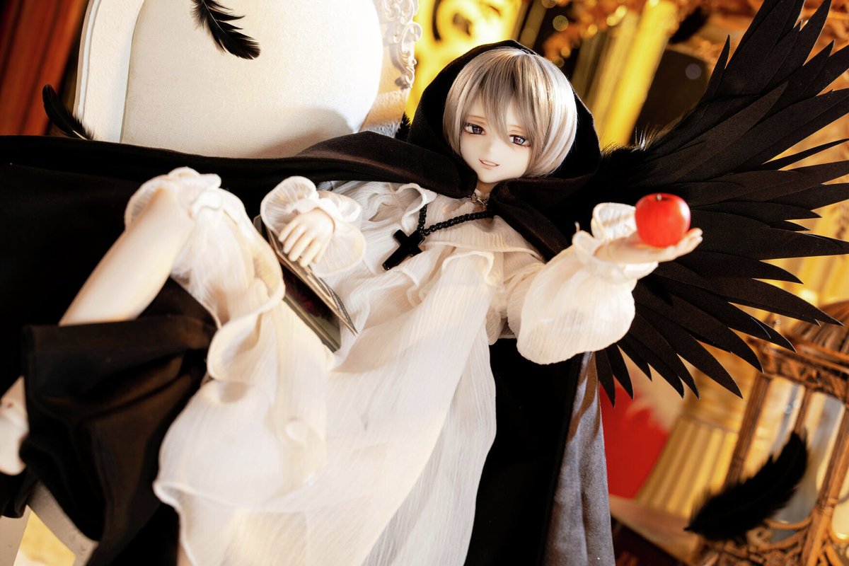 DOLKSTATION's tweet photo. 【DOLK×Black&White】

Black&White 初コラボレーション！
限定ヘッド『15刻』が、堕天使の限定ドールとして新登場。

➡https://t.co/wZ9sA6spbV

シニカルな表情の限定メイクは初コラボの小喵蛋卷氏が手掛け、堕天使の限定ドレスはDolly Houseが仕立てています。漆黒の翼もセットでお届けいたします！