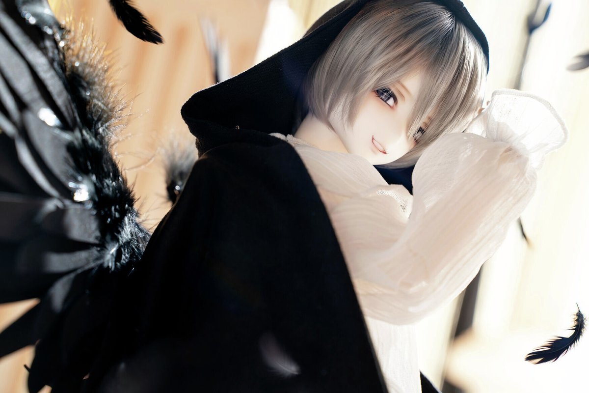 DOLKSTATION's tweet photo. 【DOLK×Black&White】

Black&White 初コラボレーション！
限定ヘッド『15刻』が、堕天使の限定ドールとして新登場。

➡https://t.co/wZ9sA6spbV

シニカルな表情の限定メイクは初コラボの小喵蛋卷氏が手掛け、堕天使の限定ドレスはDolly Houseが仕立てています。漆黒の翼もセットでお届けいたします！