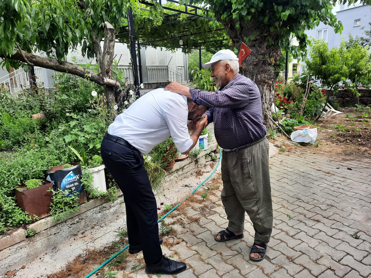 manisaash's tweet photo. Babalar Günü münasebetiyle, Yunusemre Sosyal Hizmet Merkezi Müdürü Miraç DURMAN tarafından Şehidimiz Ahmet GÜREŞ’in kıymetli babası Yaşar Mehmet GÜREŞ ziyaret edildi. Ziyarette Babalar Günü kutlanarak hasbihal edildi, şehidimizin aziz hatırası rahmet ve minnetle yâd edildi. https://t.co/D49EUNupo6