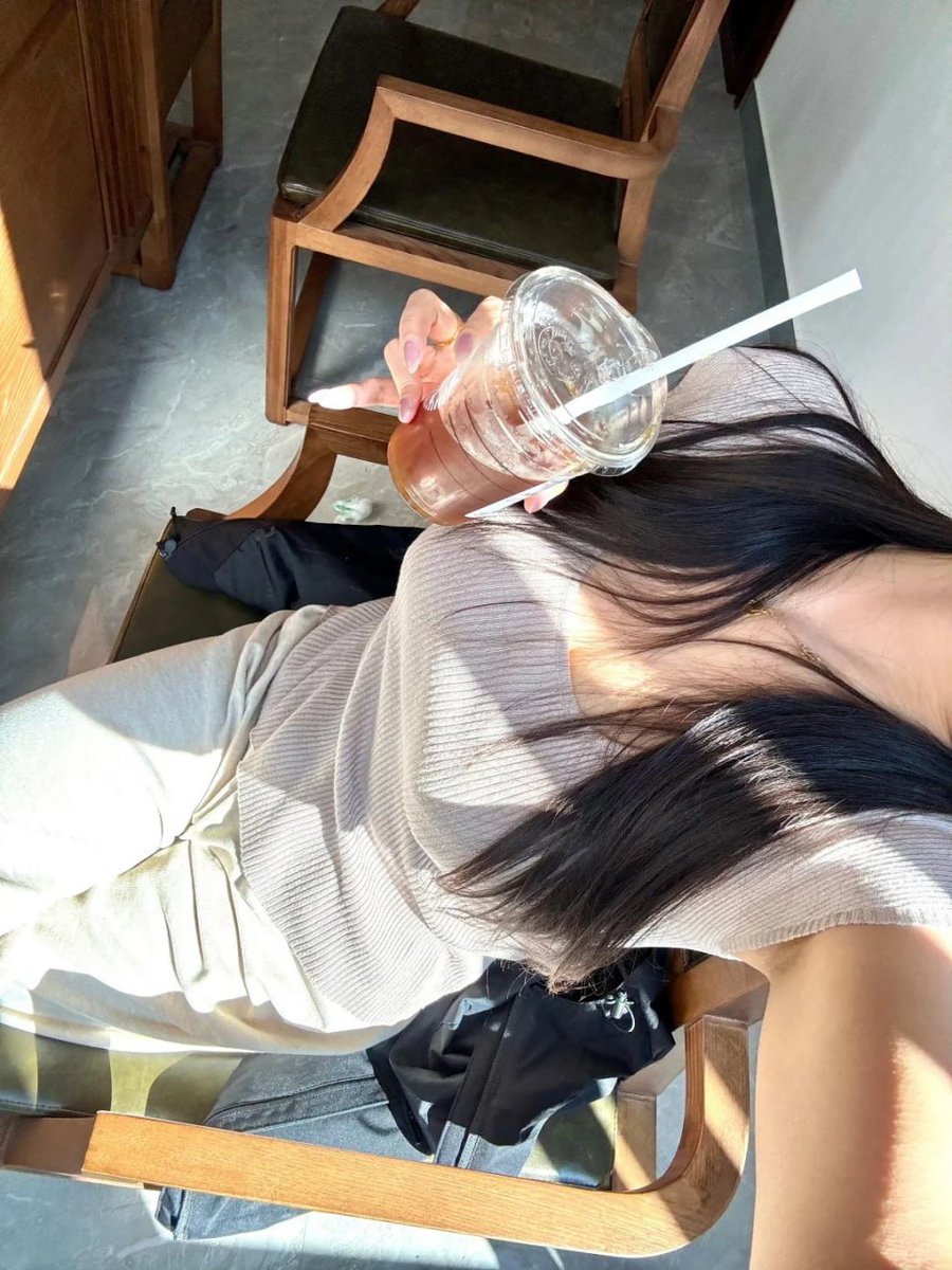 as2814904's tweet photo. Sunlight, iced coffee, and a peaceful moment ☕✨ https://t.co/pN8orOqnxX