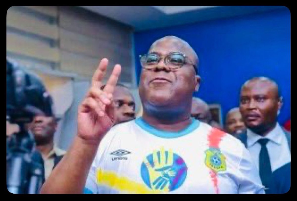 7Ledia7's tweet photo. [#RDC : Regardez attentivement ces deux images !

La première photo à votre gauche, c'est le président de la République Félix tshisekedi, Roi soleil ☀️ quand il disait « Opposition ya pété » ,les deux doigts signe de victoire et étaient droit et confiants.

La deuxième photo, à votre droite,on voit Félix tshisekedi avait un signe de la victoire,les deux doigts affaiblis et hantés par une peur, probablement la date du 8 juillet 2026...

Les signes qui ne trompent pas 👇👇]