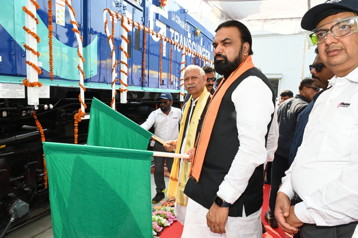 samrat4bjp's tweet photo. मढ़ौरा (छपरा) रेल कारखाना में बना रेल इंजन, अब दुनिया की पटरी पर दौड़ेगा।

आज माननीय केंद्रीय रेल मंत्री श्री @AshwiniVaishnaw जी के साथ मढ़ौरा रेल कारखाना से गिनी गणराज्य को निर्यात होने वाले 51वें रेल इंजन को हरी झंडी दिखाकर रवाना किया।

यह बिहार की बढ़ती औद्योगिक ताकत और वैश्विक पहचान का गौरवपूर्ण प्रतीक है। 🚆🌍

#MadeInBihar #InvestInBihar #Industry #Railways #NewBihar #TransformingBihar #विकसित_भारत #समृद्ध_बिहार