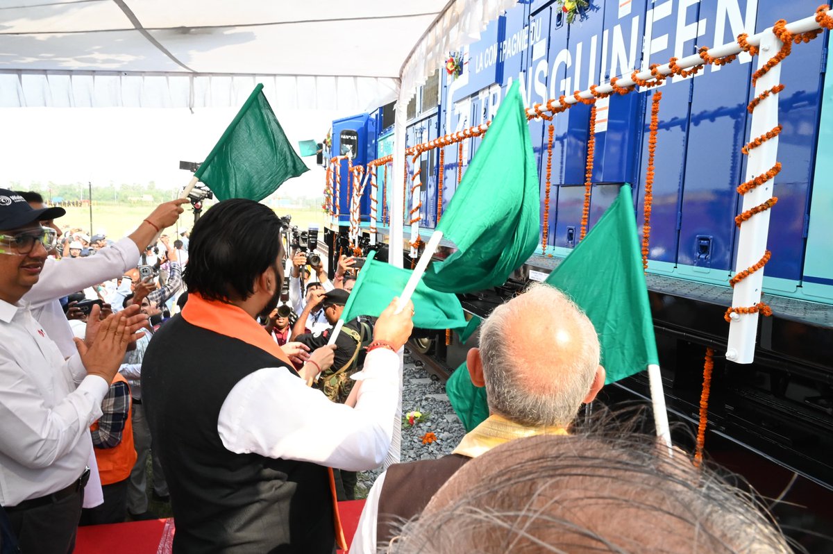 samrat4bjp's tweet photo. मढ़ौरा (छपरा) रेल कारखाना में बना रेल इंजन, अब दुनिया की पटरी पर दौड़ेगा।

आज माननीय केंद्रीय रेल मंत्री श्री @AshwiniVaishnaw जी के साथ मढ़ौरा रेल कारखाना से गिनी गणराज्य को निर्यात होने वाले 51वें रेल इंजन को हरी झंडी दिखाकर रवाना किया।

यह बिहार की बढ़ती औद्योगिक ताकत और वैश्विक पहचान का गौरवपूर्ण प्रतीक है। 🚆🌍

#MadeInBihar #InvestInBihar #Industry #Railways #NewBihar #TransformingBihar #विकसित_भारत #समृद्ध_बिहार