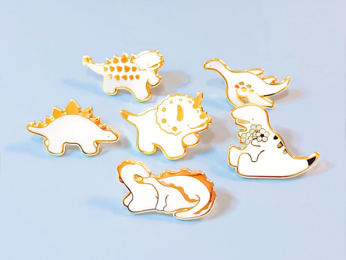 Takayama_Maaya's tweet photo. 💫8月の個展で販売するグッズの紹介💫

きらきらいきものピンバッジ🦕

トリケラトプスはチケットをご購入して来てくださった方全員がもらえるノベルティとなります🫧
ケースに入った状態での販売です。
（1個700円/おひとり様1種類につき1点まで）

小さいので色んなところにつけやすいです🦕 https://t.co/vI6R7o8LkU