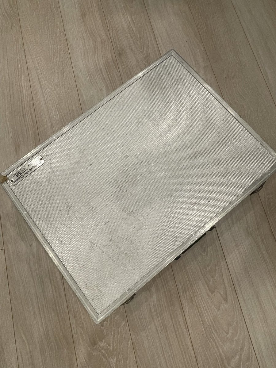 arata_asada's tweet photo. 結局ボロボロのAdapt-A-Caseをお持ち帰り。流石に大人なので、一個のみ。
きっとプロカメラマンがガンガンに使っていた代物っぽい。
外はボロボロのまま、中は綺麗にしてあげましょう。
コレでタッパーに入っている機材も入ると思うので、全ての機材がトランクに収納されることに。 https://t.co/f4fmtoh5WW
