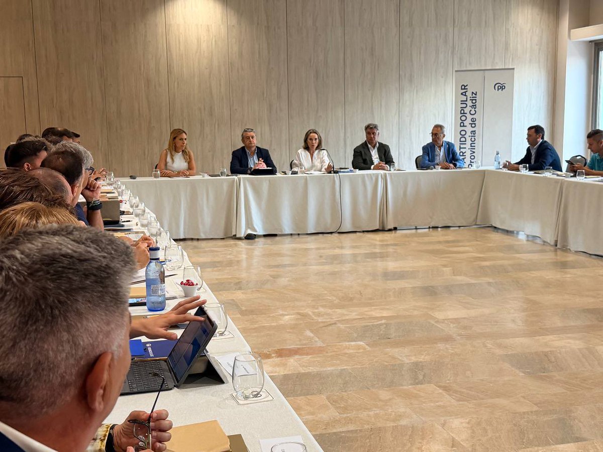 antoniosanz's tweet photo. El problema del narcotráfico en el Campo de Gibraltar y en la provincia de #Cádiz exige diálogo y respuestas.

Hoy junto a @cucagamarra hemos recogido las demandas de @policia, @guardiacivil, funcionarios de prisiones y Vigilancia Aduanera, que llevan años denunciando la falta de recursos y el abandono del Gobierno de Sánchez y Marlaska. 

Nunca un gobierno de España maltrató así a los agentes que velan por la seguridad de todos.

@ppopular es garantía de seguridad para los andaluces y los españoles.