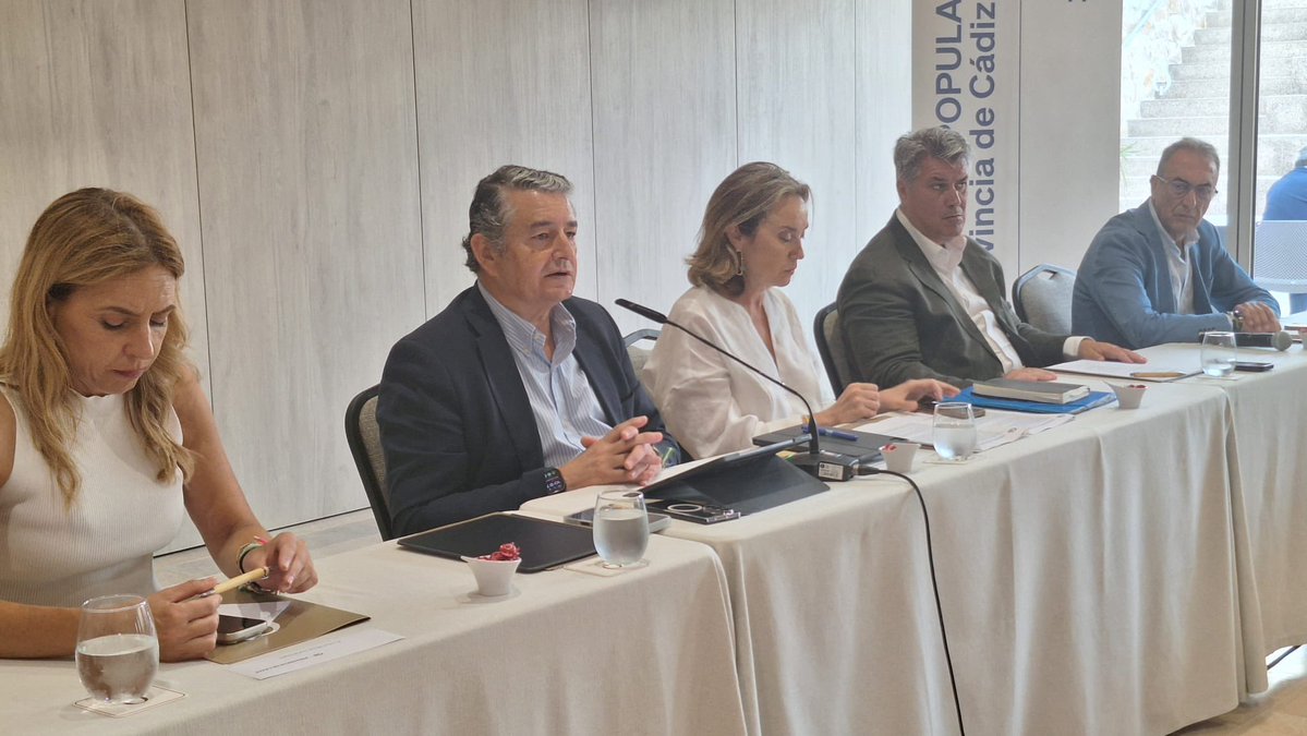 antoniosanz's tweet photo. El problema del narcotráfico en el Campo de Gibraltar y en la provincia de #Cádiz exige diálogo y respuestas.

Hoy junto a @cucagamarra hemos recogido las demandas de @policia, @guardiacivil, funcionarios de prisiones y Vigilancia Aduanera, que llevan años denunciando la falta de recursos y el abandono del Gobierno de Sánchez y Marlaska. 

Nunca un gobierno de España maltrató así a los agentes que velan por la seguridad de todos.

@ppopular es garantía de seguridad para los andaluces y los españoles.