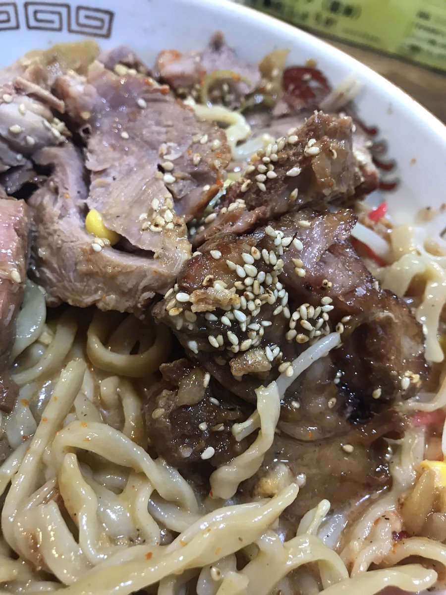 jiro4652's tweet photo. ラーメンめじ仙川で冷やし胡麻汁なし大を豚2枚で全マシ、コーン。
結構胡麻ダレとナッツで香ばしくこってり。
豚は赤身多い割にふんわり旨味がある。
https://t.co/KMfz4eBbIk
感想はブログ
リポスト大歓迎
#ラーメンめじ
#ラーメン二郎めじろ台 https://t.co/DlUy5CeCqt