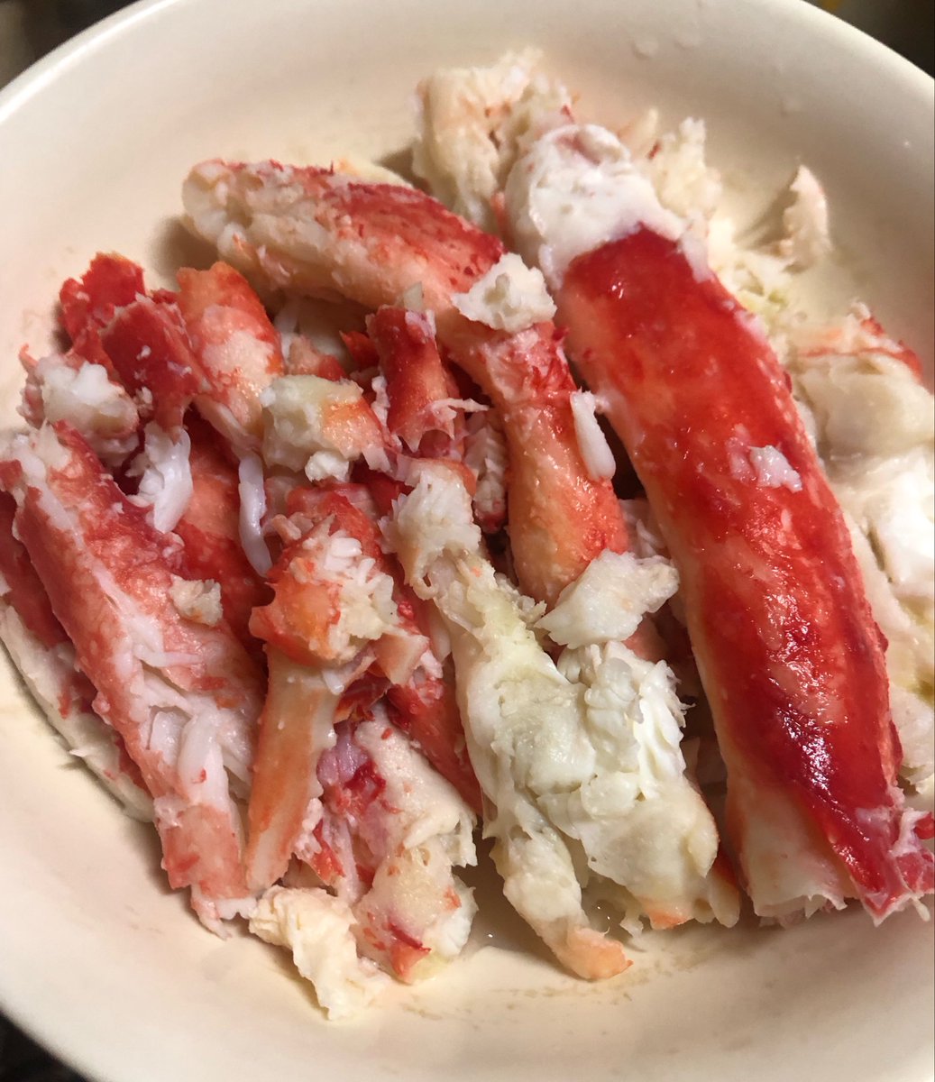 pon79risa's tweet photo. うちにはキッチンバサミないので、母頑張って包丁で蟹剥きました🦀

娘が気に入ってほとんど食べてました😂

写真撮ったけど、なぜか手ブレ凄かったです…
タラバ蟹の棘が痛くて死にそうでした😇

終 https://t.co/xZGxBOg3jg