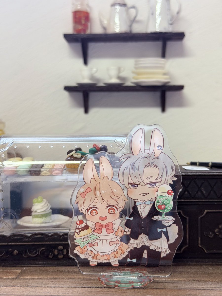 コミコミスタジオ様🐱︎💕︎
【俺の可愛い弟は2】
有償特典ちっちゃいアクスタの見本をいただきました︎💕︎

可愛い〜︎ 🐰🐰🍮🍒 💕︎
ウチのカフェでパシャリ♡♡

サイズ感、コミックスとコミコミさんの他のアクスタと並べてみるとこんな感じです🐰🐰📕︎💕︎ 
