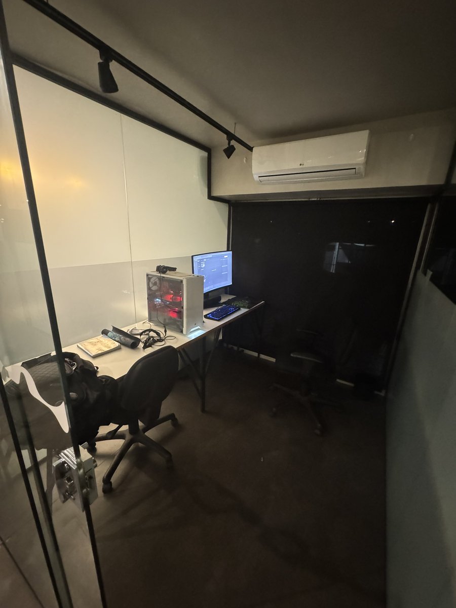 notrealvitor's tweet photo. Got accepted as a solo dev into a game incubation program from the gov, now I have an office ๐ฌ๐ค
These are everyone who got in this round!
#brasiliagamehub
#gamedev
#netherlords https://t.co/A31VufE2iS