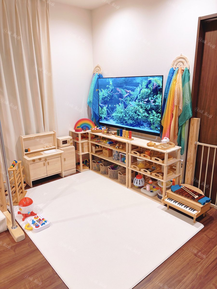 sii_ikuji_'s tweet photo. 1歳半ごろのおもちゃ棚レイアウトまとめ📝
「叩く」「おとす」「引っ張る」といった動作をたくさん練習してほしくて、そういう目的のおもちゃをメインに配置。それと合わせて100均材料の手作りおもちゃを子がやりたい遊びに合わせてこまめに入れ替えるスタイルにしている🙌 #しい購入おもちゃ https://t.co/e2nbv9ueBK