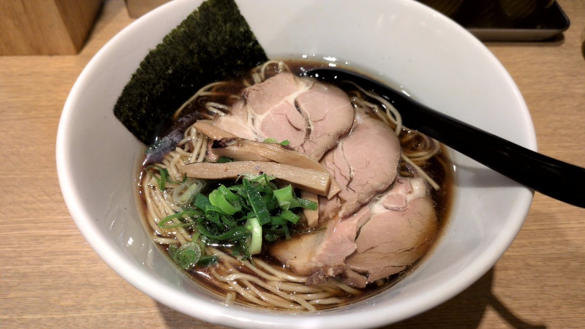 deo08_2's tweet photo. 今日食べた醤油ラーメン、チャーシューえらい塩辛かったし麺がなんかバリカタやったな https://t.co/Zdit8W2ayv