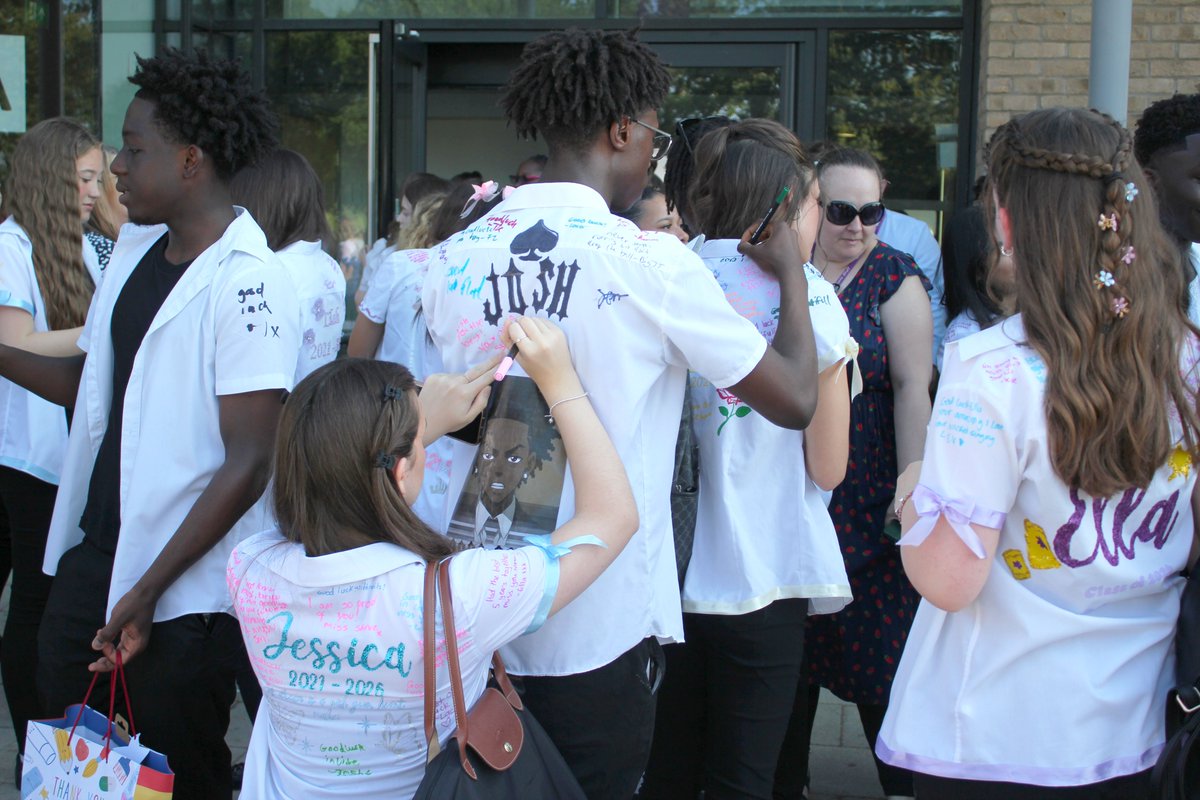 HarrisKingswood's tweet photo. Year 11 Leavers

With shirt signing and a celebration assembly, the day was full of laughter and tears as pupils said goodbye to their favourite teachers and Woodlands School.

A massive well done to the year group for everything they have and will achieve. 
Good luck! https://t.co/zcOywaA1EK