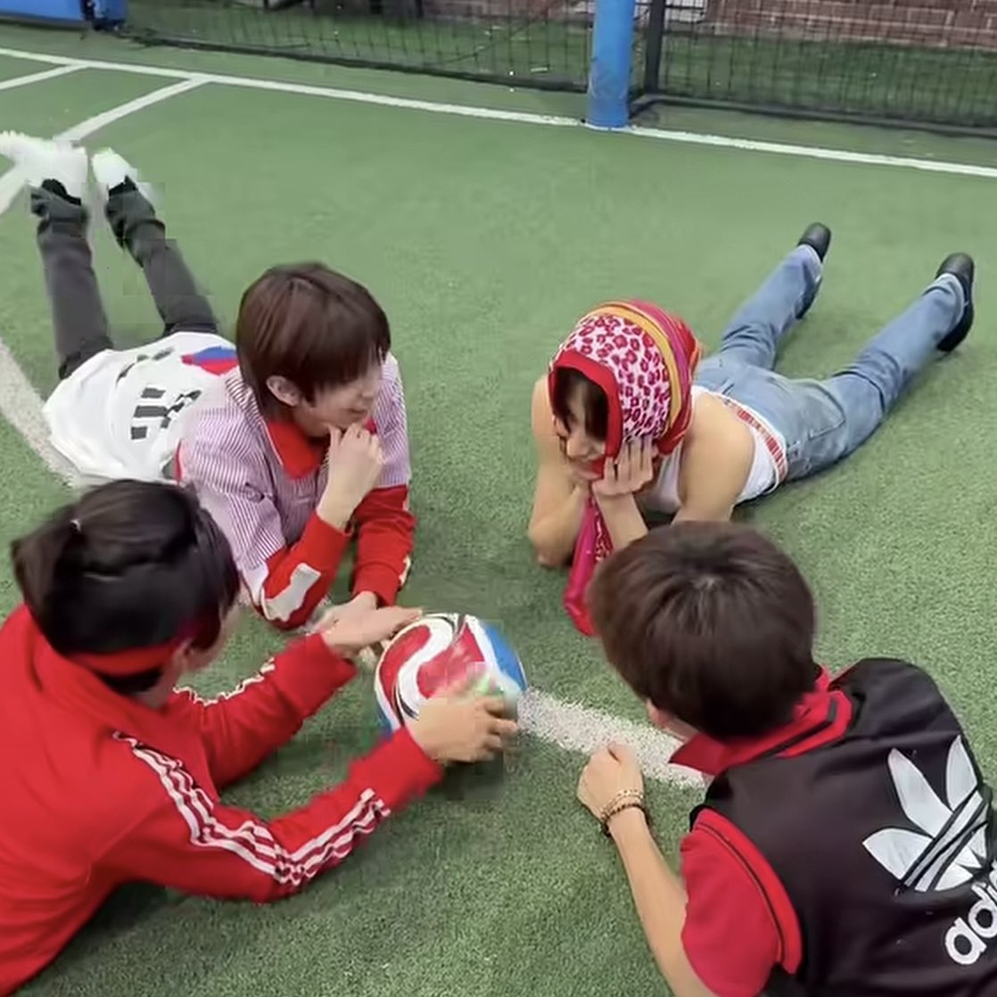 seanfairyz's tweet photo. inilah gambaran anak gadis kalo  diajak main bebolaan, bukan nya main bola malah pamer cantik depan alpha2 nya, mana sendiri nya make scarf lagi. ditambah cara pegang pipi nya itu lho centil bgt 😭 https://t.co/I977Wf7Fd2