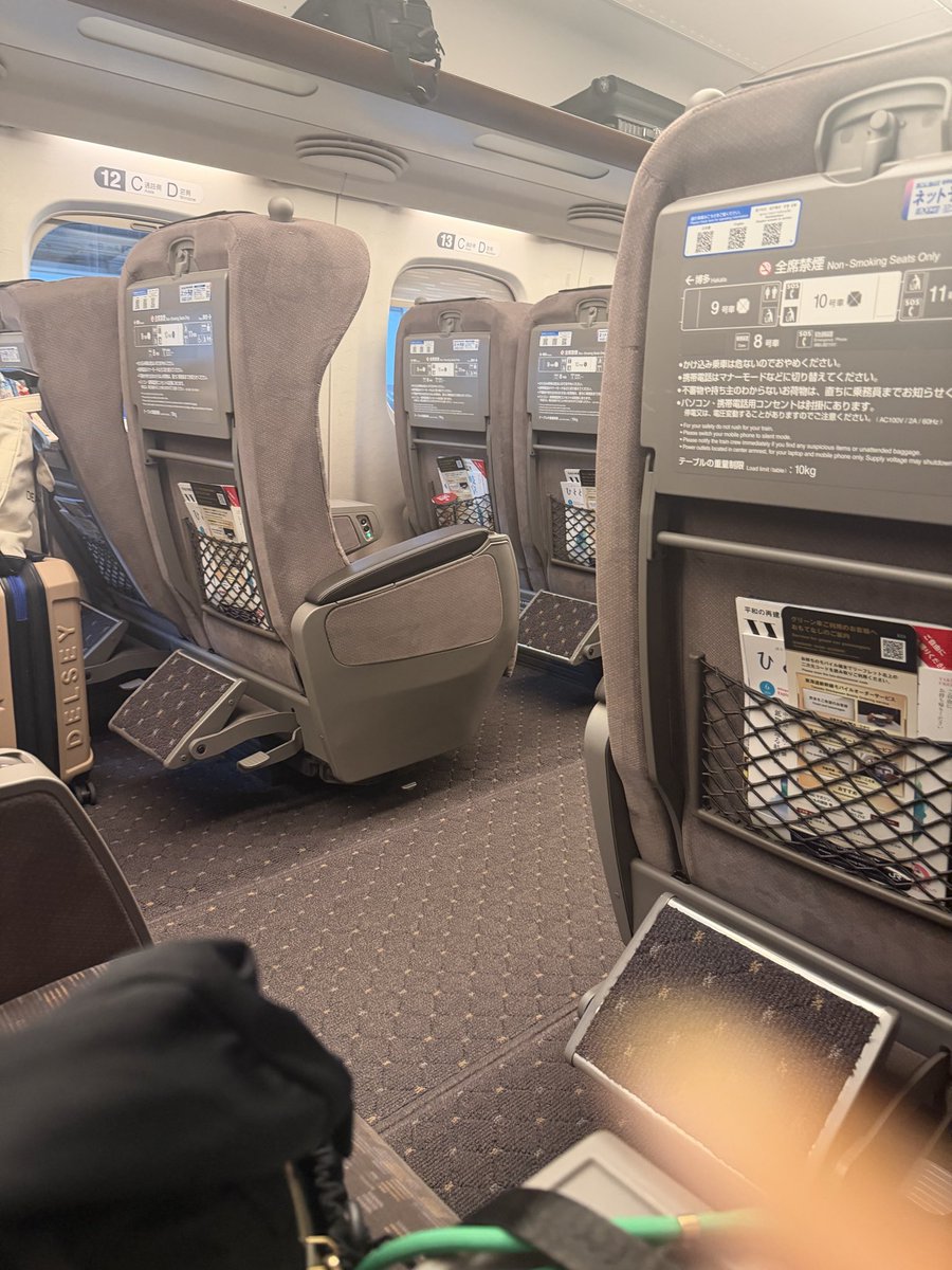 0926Hg's tweet photo. 東海道新幹線、浜松で人身事故処理のため、岐阜羽鳥で既に2時間車内で過ごしている。お腹も空いたのでグリーン車に移動しました💦
箸を貰えました。
しかし、動く気配ない😭 https://t.co/2Cb0sXS2Xg