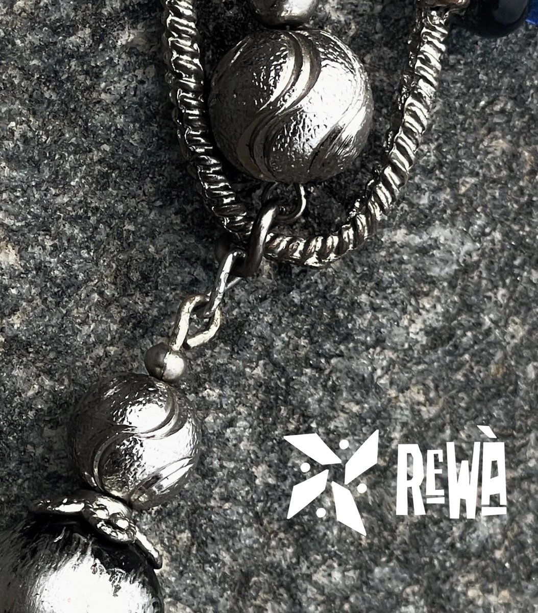 Rewacollective's tweet photo. Igi. Irí. Òkúta.
What becomes.
ATUNBẸ̀RẸ̀ — 20.06.26

#exploremore #jewelrybrand #fashionbrand #rewàtide https://t.co/A9ENRoBgph