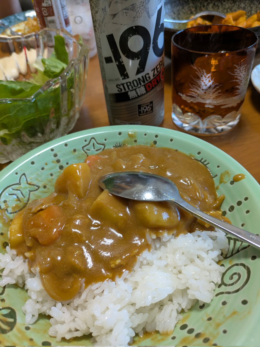 SWSY_324kd's tweet photo. 《Friday's Dinner》

父の日のプレゼントに贈ったお酒は《GLEN MORAY》‼️

息子として購入者である私が、カレーライスのお供に嗜みました😋🥃
スッキリさわやかな味わいです👍

ついでに、明日休みだからと500mlのストゼロも…🔥

#ウイスキー #GlenMoray #ストゼロ #カレーライス https://t.co/I7EodaK3t2