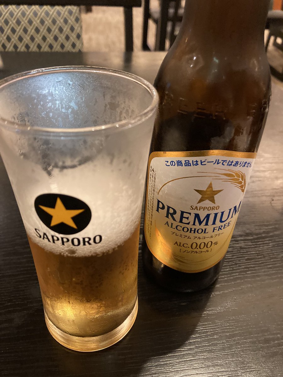 masamineko's tweet photo. ノンアルコールビール🍺 抹消神経障害がキツいのでキンキンに冷えたグラスと瓶を持つと指が痛いし喉が痛い、ついうっかり頼んでしまい後悔。 https://t.co/WrBQG4RIk1