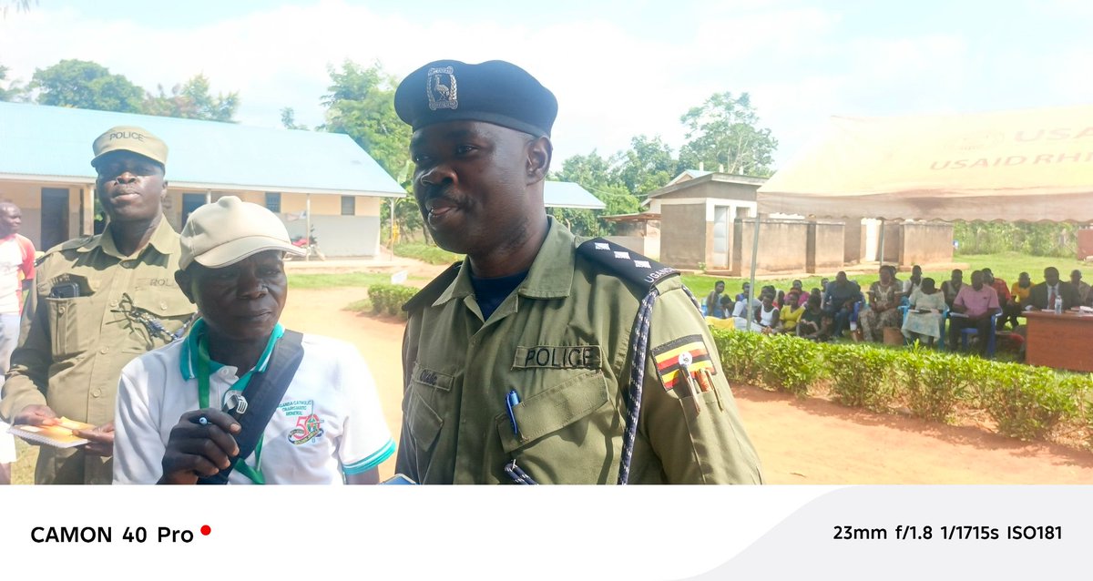 Voiceoflangofm's tweet photo. "From now on, I will ensure that police bond is free. If anyone asks you for money, report to me. Also, if I learn that you have paid money for police bond, I will arrest you. " - ASP Allan Okell, Lira City West Div. DPC, during a security meeting in Barapwo. 

📷 @OletMo https://t.co/7AMGXaiYQ5