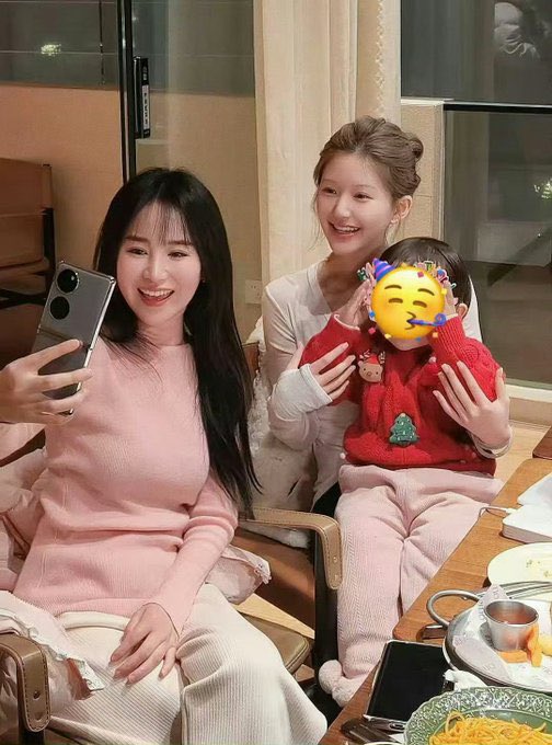 youniebear's tweet photo. today is dragon boat festival and 小谢 has personally made dumplings to send to lusi

“i want to wrap my gratitude and blessings into these dumplings to share them with those who have helped me along the way”

爱出者爱返了 love really begets love this is so heartwarming 🥺❤️ https://t.co/BNySb1HsBc