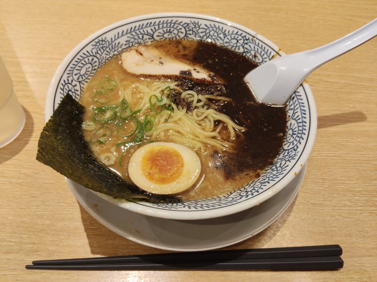 JdJ1h's tweet photo. 久しぶりのラーメンが体に染みた。
水じゃなく、冷やし緑茶なのも嬉しかった。
うまい！
#丸源ラーメン https://t.co/ovwl3x2oGv