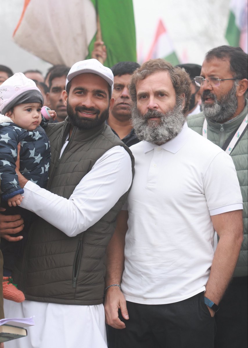 IShauryaveer's tweet photo. आज ऐसे जननेता @RahulGandhi जी का जन्मदिन है, जिन्होंने राजनीति को केवल सत्ता की दौड़ नहीं, बल्कि देश के आम नागरिक���ं, युवाओं, किसानों और वंचित वर्गों की आवाज़ बनाने का प्रयास किया।

वर्तमान दौर में जब लोकतांत्रिक संस्थाओं, शिक्षा व्यवस्था और रोजगार के अवसरों को लेकर गंभीर प्रश्न खड़े हैं, तब राहुल गांधी जी लगातार युवाओं के हक, सामाजिक न्याय और समान अवसरों की लड़ाई लड़ रहे हैं।

सबसे महत्वपूर्ण बात यह है कि उन्होंने कांग्रेस संगठन में साधारण परिवारों से आने वाले युवाओं को आगे बढ़ने, नेतृत्व करने और अपनी पहचान बनाने का अवसर दिया है। यह विश्वास जगाया है कि राजनीति में स्थान वंश या संसाधनों से नहीं, बल्कि मेहनत, संघर्ष और जनसेवा से मिलता है।

जननायक आपको जन्मदिवस की हार्दिक शुभकामनाएँ।

देश के युवाओं की उम्मीद, न्याय की आवाज़ और लोकतंत्र की मजबूती के लिए आपका संघर्ष निरंतर आगे बढ़ता रहे।

#HappyBirthdayRahulGandhi #RahulGandhi #YouthVoice #JusticeForAll #CongressParty