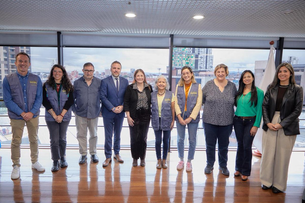 TaulaColombia's tweet photo. 🗳Una part essencial de la MOE catalana són les reunions amb institucions, organismes i entitats de la societat civil:

📸1 : Defensoría del Pueblo (@DefensoriaCol )
📸2: Ministerio del Interior (@MinInterior )
📸3 i 4: MOE de la Unió Europea (@moeuecolombia26 ) https://t.co/C3uR4QRE1j