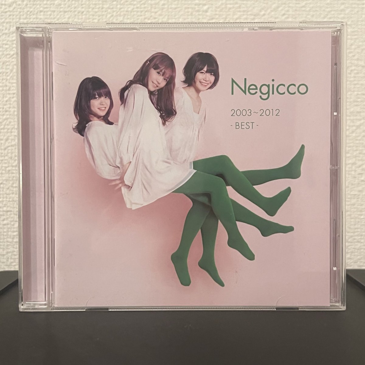 saloon316's tweet photo. 持ってる音源全部聴く／20

Negicco／2003-2012 BEST (2012
)

全国区の知名度を誇るご当地ローカルアイドルの先駆けともいえる、Negiccoのベストアルバム。サブカル系のおじさんたちに支持されたことも人気の秘訣か。

#CD https://t.co/944FsGFbCn