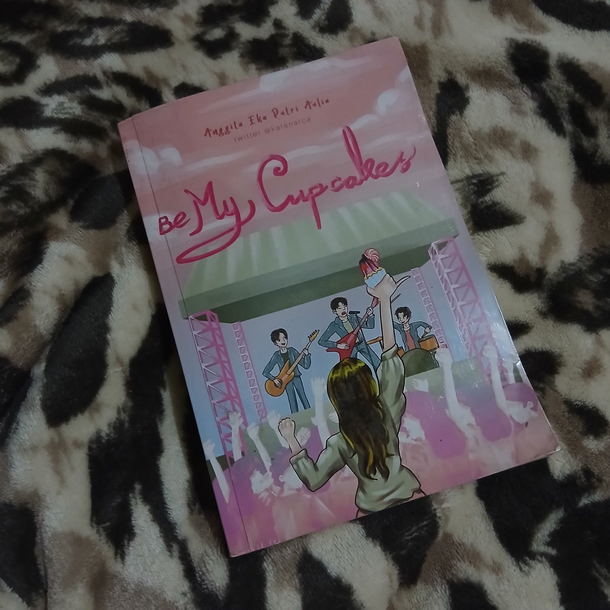 brunemails's tweet photo. wts — want to sell ⭐ preloved novel #novel #preloved 
- be my cupcake, malioboro at midnight, my youth, hilmy milan
- good condition
- bisa co 🍊 (prefer splitpay)
- offer by dm https://t.co/Zi2zjo5wFi