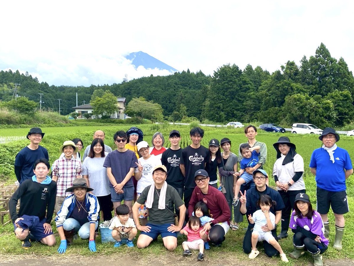 tanaka_shizuoka's tweet photo. 【命を植える】
日曜日、田植えの参加者を募集したところ、20人以上の皆さんが集まってくださり、楽しい田植え会を開くことができました。

今回の田んぼは、富士山白糸ファームさんの「田植えオーナー制度」を利用しています。
オーナーになると、オリエンテーションから始まり、食や健康に関するワークショップ、種まき会、田植え枠づくりなど、さまざまな活動を経て、今回の田植えを迎えます。
農家の後継者不足、お米をめぐる不安、自給率の低下など、農業を取り巻く課題は山積しています。
だからこそ、実際に田んぼに入り、お米づくりを体験することには大きな意味があると感じています。
一粒のお米ができるまでに、どれだけの手間と時間がかかるのか。食卓に並ぶご飯の向こう側に、どんな農家の努力があるのか。
子どもから大人まで、みんなで体験しながら、食と農の大切さを考えるきっかけになれば嬉しいです。

次は、草取り会、そしてホタル鑑賞会です。引き続き、どうぞよろしくお願いします。

#富士宮市
#富士山白糸ファーム
#農家