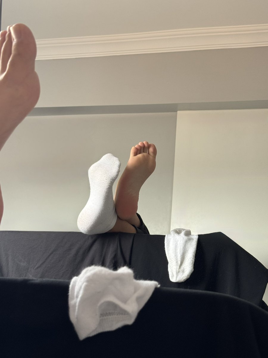 ilkerdom's tweet photo. Bugün yeterince yalvarırsanız belki hizmet etmek için bir şansınız olur, hafta sonu müsait olmayacağım ezikler. 🦮🫵🏼😈
#footslave #submassive #socks #soles https://t.co/OcdRz8ollD