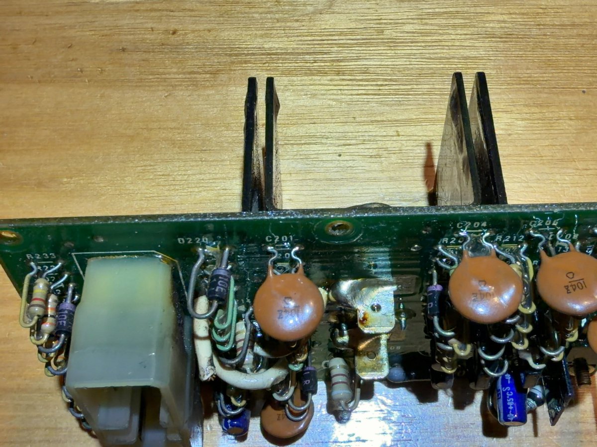 msota_RS's tweet photo. 普通の電線だったら半田剥がして付け替えるだけなんだけど、東芝のよくわからない巨大な部品が邪魔していてめんどくさい。コレを先に外さないと辿り着けない。 https://t.co/zYrj3koMXJ