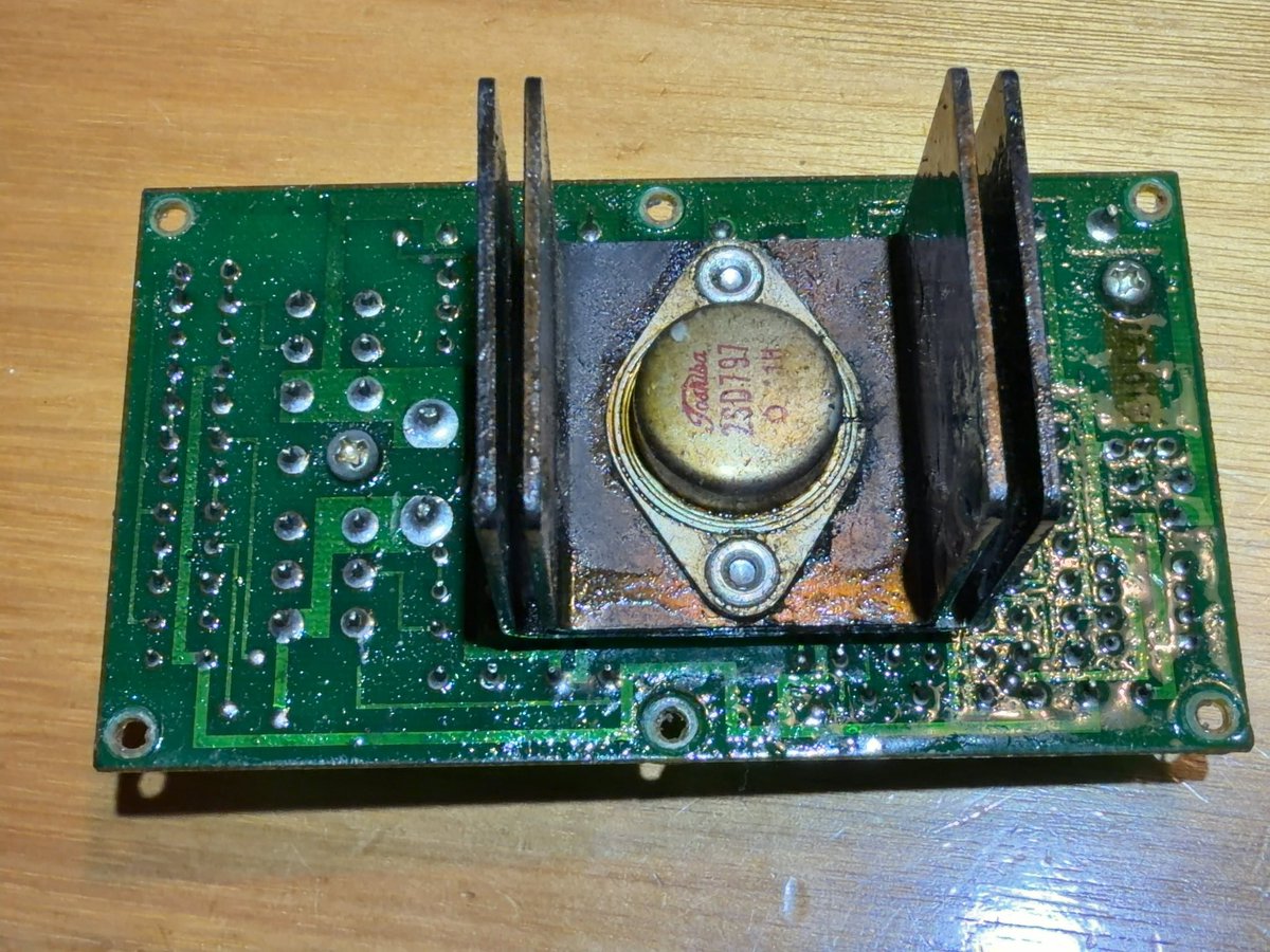 msota_RS's tweet photo. 普通の電線だったら半田剥がして付け替えるだけなんだけど、東芝のよくわからない巨大な部品が邪魔していてめんどくさい。コレを先に外さないと辿り着けない。 https://t.co/zYrj3koMXJ