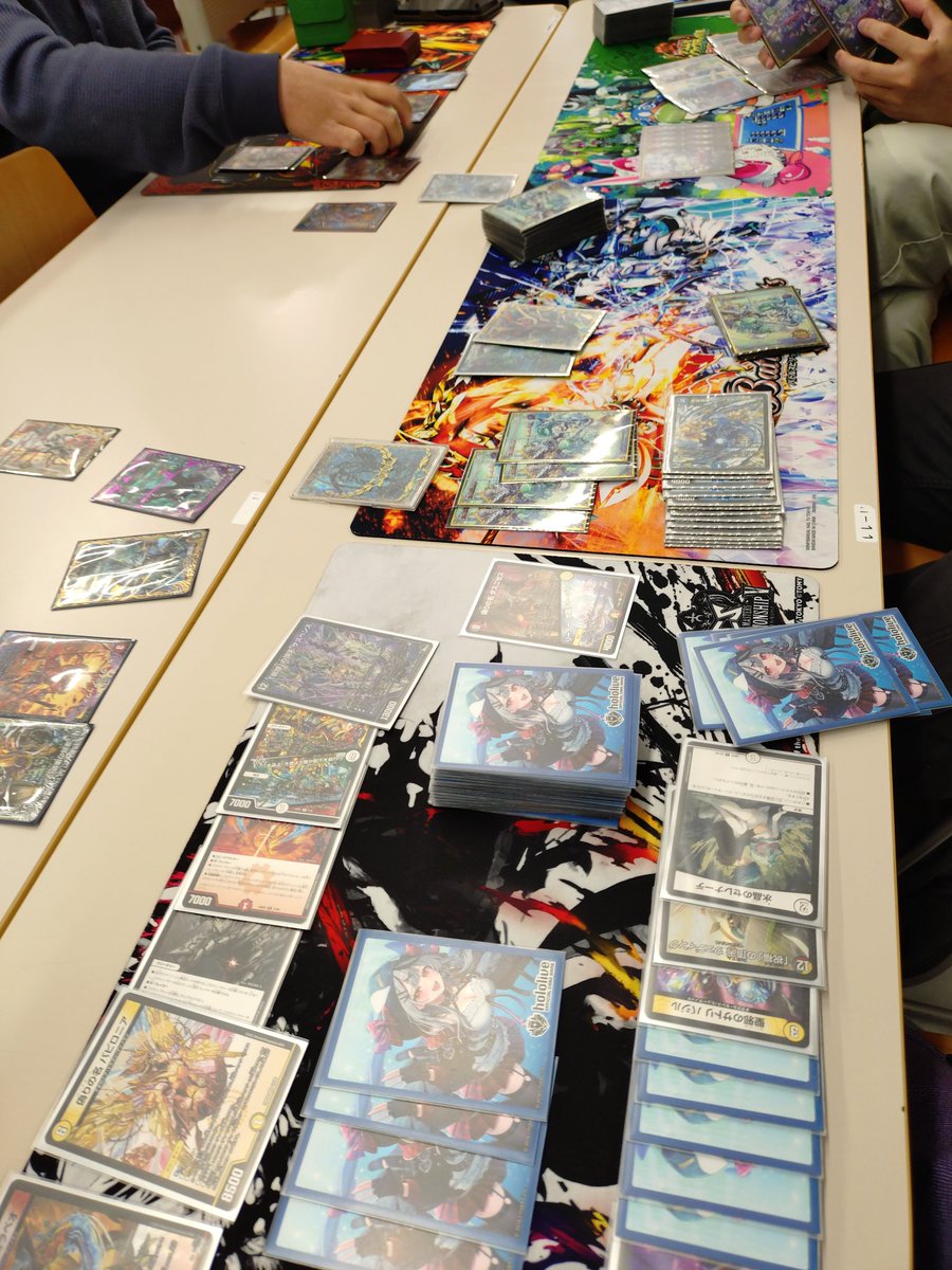 nucit_tablegame's tweet photo. 本日もサークルに参加していただきありがとございました！！
ホロカは今日新段が出たそうで、（IRyS新規おめでとうございます！！）特に盛り上がってました！！
近々あるサークル内大会の環境もどうなることやら…
来週もサークルの活動はございますので、お時間あれば是非ご参加お願いします！！ https://t.co/bcZfeNqn3t
