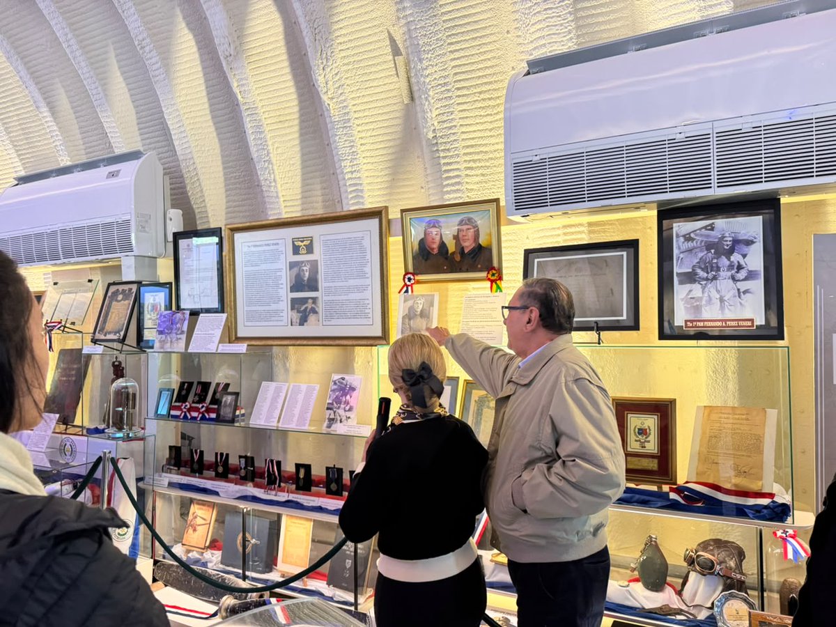 PNUDPARAGUAY's tweet photo. Por el Día de la Paz del Chaco, visitamos el Museo Aviadores del Chaco, donde se preservan recuerdos de uno de los capítulos más significativos de la historia nacional. Gracias a Carmiña Pérez Falabella por recibirnos y por su compromiso con la conservación de este patrimonio. https://t.co/rPnTBC9y9G