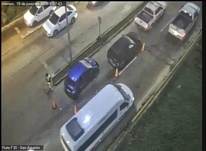 TTIValparaiso's tweet photo. Precaución (07:31) Siniestro vial en Ruta F 30 pasado San Agustín, #ConCon. Equipo municipal en el lugar. Vehículos siniestrado se mantienen ocupando pista izquierda en dirección a Rotonda Con Con. Congestión alta desde Cementerio Parque del Mar. Prefiera Av Borgoño y Eluchans https://t.co/khi47eX5T7