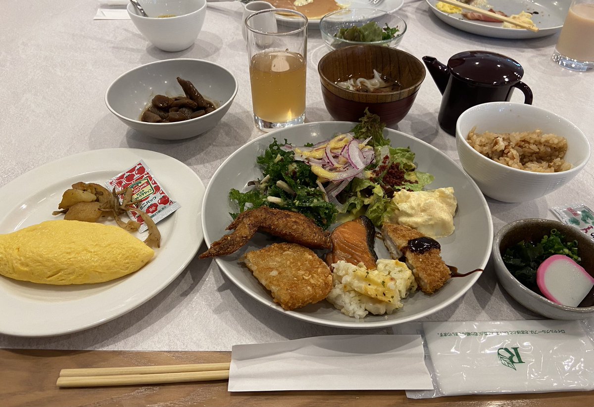 VJ_WST's tweet photo. 名古屋納屋橋のロイヤルホストでモーニングビュッフェを体験。土地柄か味噌カツ、小倉トースト、どて煮、ひつまぶし等があった。名古屋に住んでいるとこれらは逆にあまり食べないのである意味新鮮。2,500円也。ごちそうさまでした。 https://t.co/F0ENHV0NLL