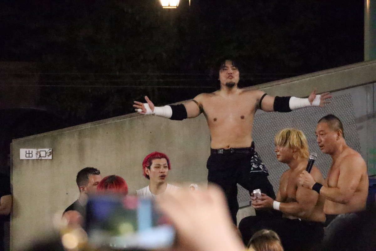 nh_53's tweet photo. 2026.6.17 上野恩賜公園野外ステージ

大事な会社の資金源をぐびぐび飲むレスラーたち。

#ddtpro #KANON #クリス・ブルックス #ChrisBrookes #MAO https://t.co/xwURYhmtnB