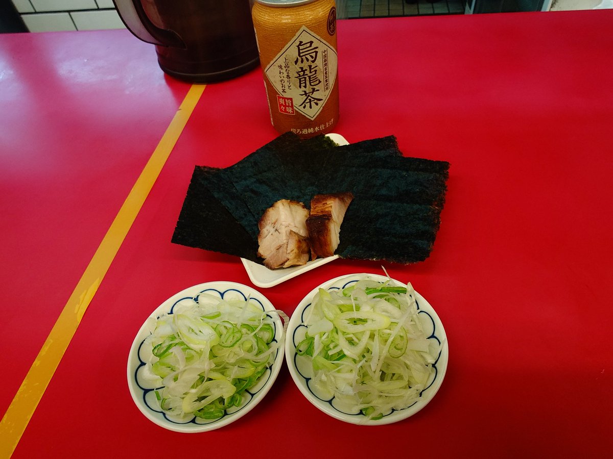 amespisaboten's tweet photo. 今週は明日まで仕事
週に一度のルーティン、金曜夜にいつものお店へ

昼間は結構暑い、その暑さに負けないよう旨いラーメンを😋

チャーシューメンは普通盛り、オマケ感謝です🙇
ネギ増し、海苔増しも忘れずに
餃子は最高のお供😋
烏龍茶も

ご馳走様でした
小山市一品香小山
#ほんじつのこなもん https://t.co/Bvzj6rGdsN