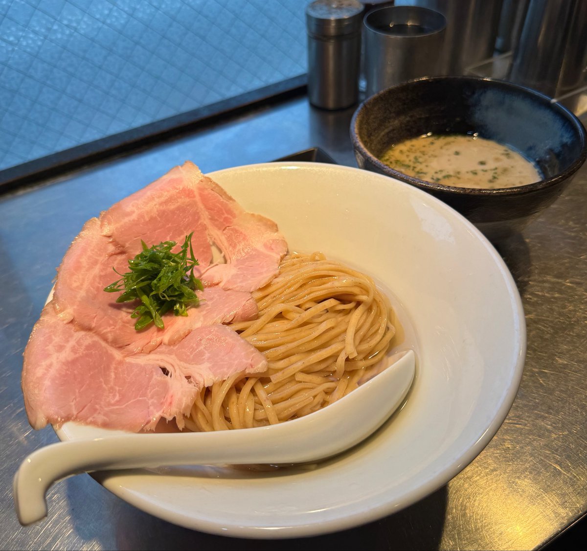 kanikamaramen's tweet photo. 自家焙煎煮干し さんじ@上野

6/19 冷製めっちゃ濃いニボンゴレ
黄金昆布水つけ蕎麦※つけ汁も冷たい※

つけ汁めっっっちゃ美味しーーーい❣️
つるもち開化楼の麺、
塩だけで食べきるとこだった💦
満腹パワーチャージで
ご馳走様でした𛰙᭜𖫴𖫰𖫱𖫳𖫲𖫲𖫳𖫴𖫰𖫱꛰·̫ ᭜𖫴𖫰𖫱𖫳𖫲𖫲𖫳𖫴𖫰𖫱꛰ಣ🍀 https://t.co/TkDdABbC8K