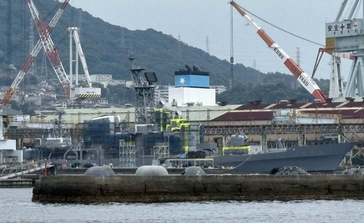 DSRV403's tweet photo. 本日の #呉湾艦船めぐり では訓練中の護衛艦など盛りだくさんでしたよ！午後は #しまかぜ の入港も見れたようです✨️
本日の除籍 #はたかぜ ⚓
そして、📸盛りすぎな私とカイジョウジエイ鯛くんです🫶💕︎︎（加工ハンパない）
私のピアスは海将旗😏 https://t.co/hT9I14dpgd