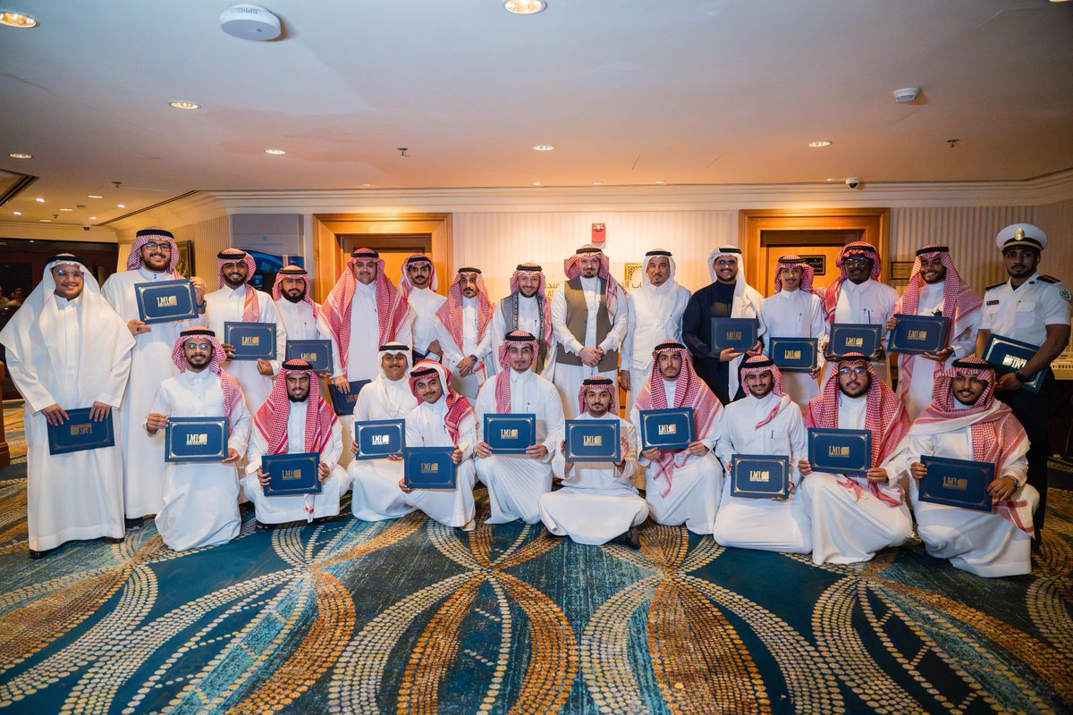 kauedu_sa's tweet photo. يُسدل برنامج نجوم #جامعة_الملك_عبدالعزيز الستار على رحلته التدريبية للشطرين، بعد أيام من التعلم والتطبيق واكتساب المهارات في تجربة هدفت إلى دعم الطاقات الشابة وتمكينها.

#KAU
#استثمر_في_مستقبلك
#KAUSTAR https://t.co/JdFTyEmLss