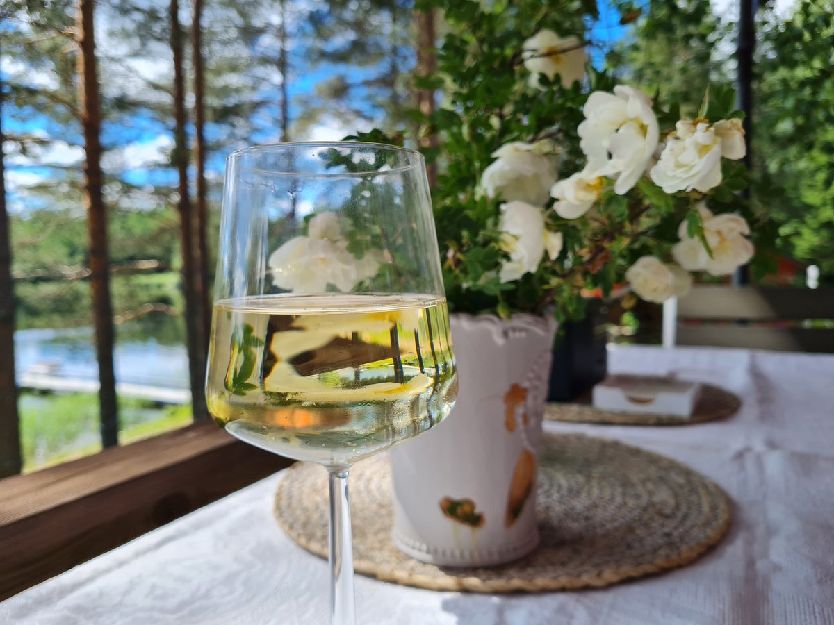 Tiuhtija's tweet photo. Hyvää ja turvallista juhannusta. #juhannus #midsummer #finnishsummer #thisfinland #summer https://t.co/TmXdfEN2oq