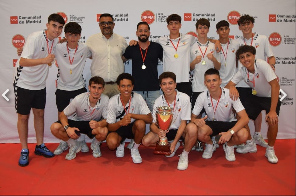 CDMostolesOfic's tweet photo. 🏆 Ayer nuestro juvenil recibió el trofeo de campeones de liga.

¡Enhorabuena! https://t.co/MPzSDfm6RM
